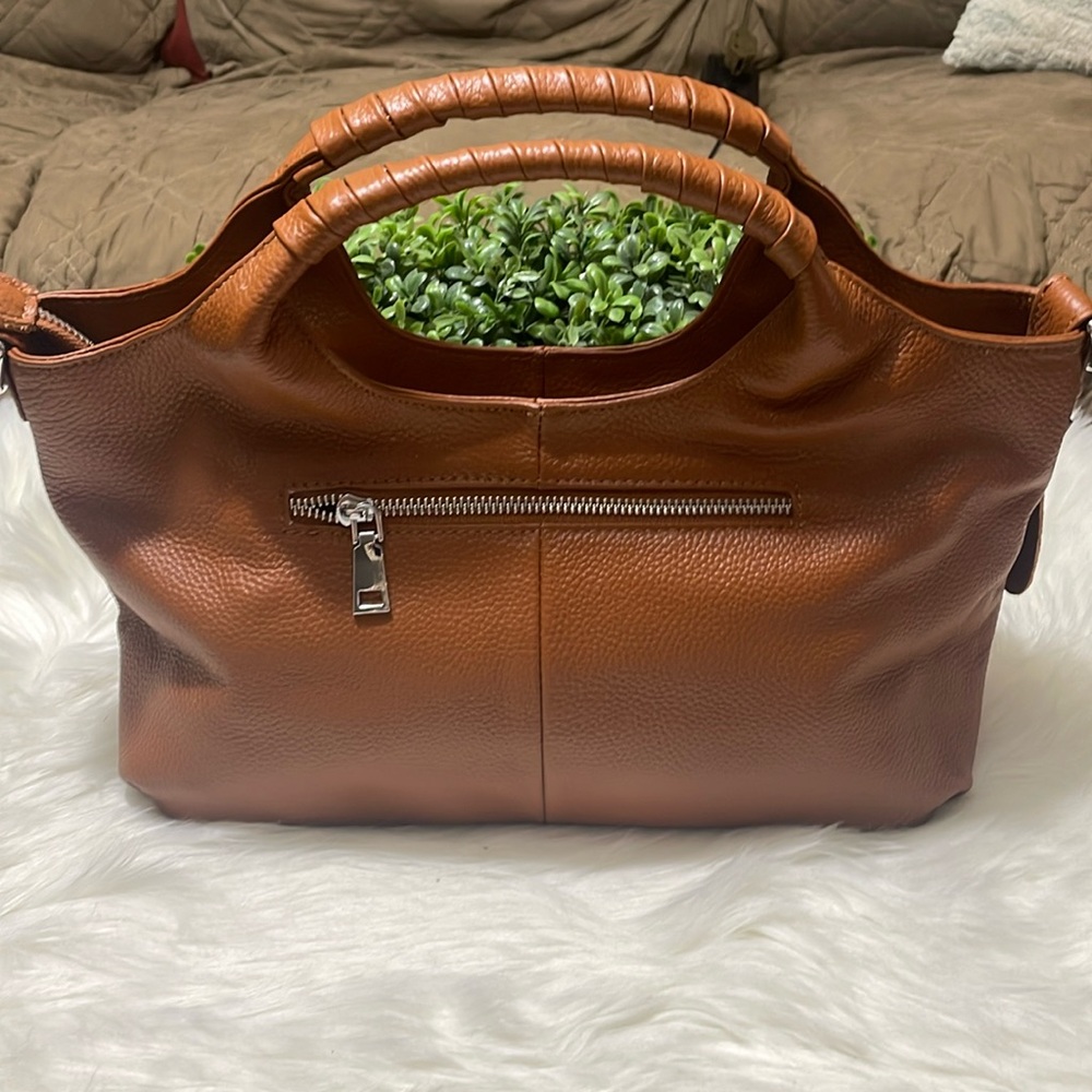 -00086 NWOT AUTHENTIC LUXURY LEATHER SHOULDER BAG.